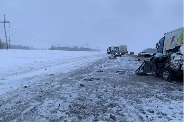 Ехал из Кемерова: внедорожник попал в смертельное ДТП с двумя грузовиками на трассе Р-255