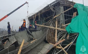 Группировку МЧС на месте обрушения здания на Сахалине усилили до 70 человек