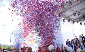 В Кемерове отпраздновали День России и День города: шествие гигантских уличных кукол, концерты, салют