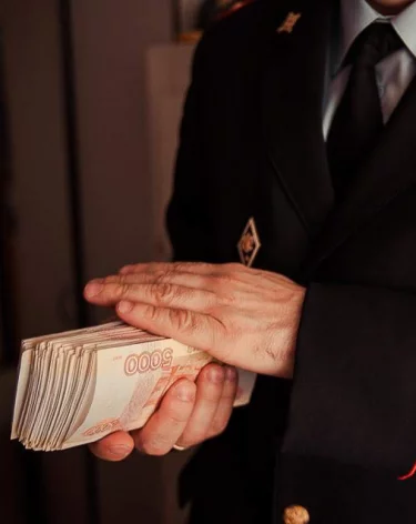 В Волгоградской области жена участника СВО потратила его выплаты и попала под суд