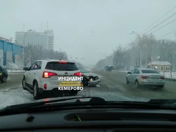 Фото: В Кемерове у «Юбилейного» столкнулись два автомобиля 2