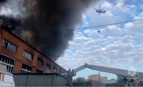 В Москве к тушению крупного пожара в производственно-складском здании привлекли вертолёт и 40 единиц техники