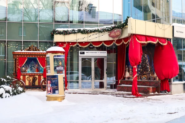 Праздник на витринах: новогодний декор на фасадах заведений Кемерова
