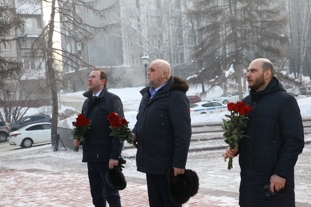Сергей Цивилёв возложил цветы к памятнику воинам-интернационалистам в Кемерове