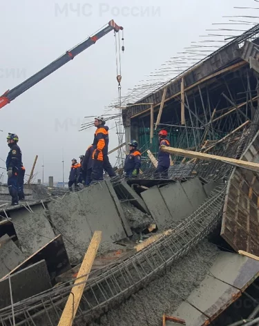 Группировку МЧС на месте обрушения здания на Сахалине усилили до 70 человек