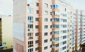 Соцсети: кемеровчанин выпал из окна седьмого этажа и остался жив