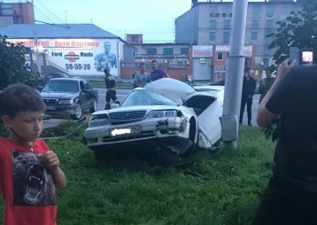 Фото: На Кузнецком проспекте в Кемерове водитель Toyota врезался в столб 1