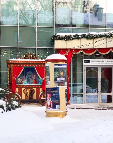 Праздник на витринах: новогодний декор на фасадах заведений Кемерова