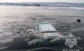 Машина с ребёнком внутри ушла под лёд на Байкале 