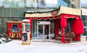 Праздник на витринах: новогодний декор на фасадах заведений Кемерова