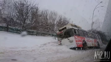 Фото: Троллейбус вылетел в кювет возле Кузбасского моста в Кемерове 1