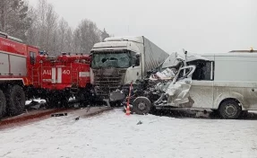 На трассе Тюмень — Ханты-Мансийск фура влетела в автомобили ДПС и МЧС, прибывшие на место ДТП