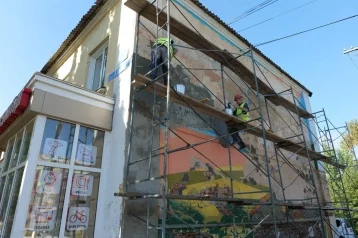 Фото: В Кемерове «перерисуют» портрет Ивана Черняховского на проспекте Ленина: мурал обветшал за 5 лет 1