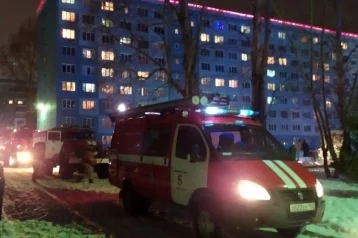 Фото: 18 человек эвакуировали спасатели из горящего дома в Кузбассе 1