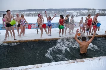 Фото: В Кемерове «моржи» устроили купание в проруби в ударившие морозы 1