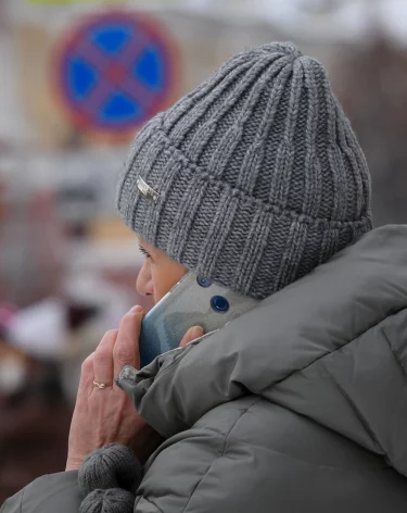 Эксперты выяснили, что в каждом втором случае жертвы лично передают наличные мошенникам