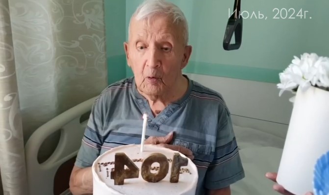 «Всего-то 4 по 26»: в кузбасской больнице поздравили 104-летнего пациента