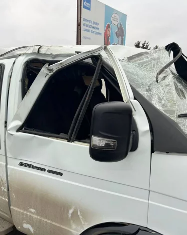 В Ингушетии после ДТП опрокинулся школьный микроавтобус, есть пострадавшие