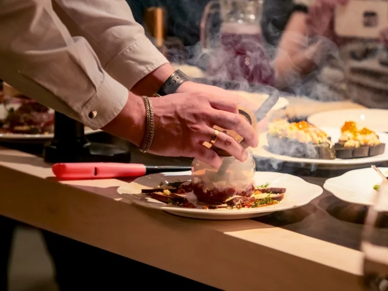 Фото: Горы, «пухляк» и отдых вне склонов: зачем ехать в Шерегеш зимой и летом 16