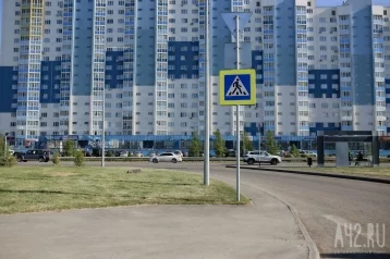 Фото: «Зато квартиры от 4 миллионов»: кемеровчане возмущены разрушенной дорогой у поликлиники на Притомском проспекте 1