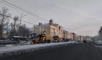 Фото: В Кемерове на уборку дорог от снега и льда вышли 118 машин и 202 человека 1