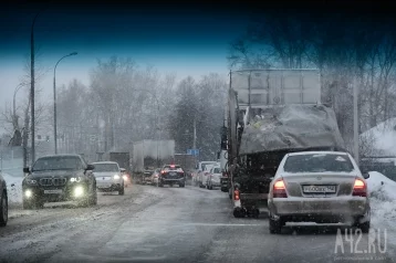 Фото: Очевидцы: движение по шоссе в Новокузнецке парализовало из-за тройного ДТП 1