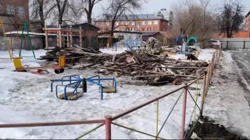 Фото: Рабочие захламили детскую площадку строительным мусором в Кемерове 1