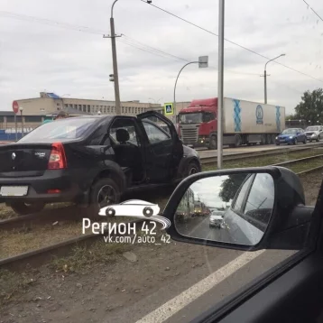 Фото: В Кемерове трамваи встали из-за машины на рельсах в районе автовокзала 1