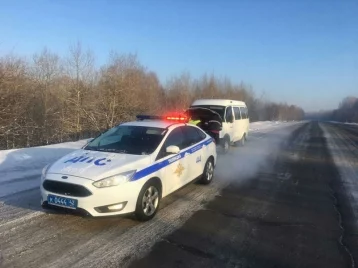 Фото: В Кузбассе сотрудники ГИБДД пришли на помощь водителю микроавтобуса в сильный мороз 1