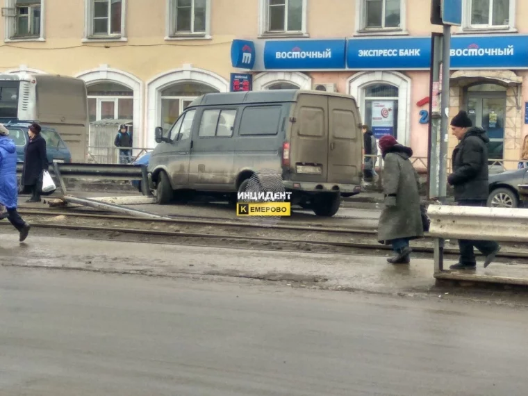 Фото: В Кемерове «Газель» пробила ограждение и вылетела на трамвайную остановку 2