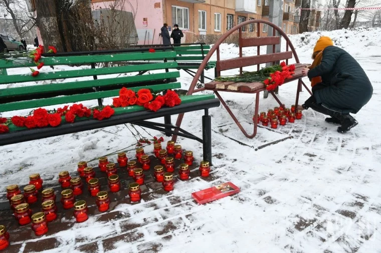 Фото: Кемеровчане несут цветы и свечи к зданию «Зимней вишни» в Кемерове 2