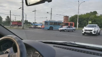 Фото: В Кемерове столкнулись троллейбус и KIA Rio 1