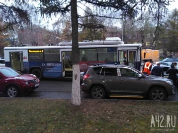 Фото: В полиции назвали предварительную причину ДТП с троллейбусом и 7 автомобилями 1