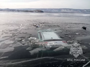Фото: Машина с ребёнком внутри ушла под лёд на Байкале  1