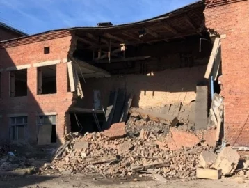 Фото: В кузбасской школе обрушилась стена 1