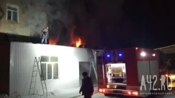 Фото: «Всё в чёрном дыму»: пожар в мебельном центре в Кемерове сняли на видео 1