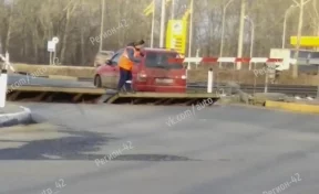 На переезде в Кемерове работница железной дороги спасла водителя от столкновения с поездом