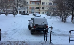 За парковку возле подъезда кемеровского автолюбителя оштрафовали