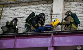 В Кузбассе пожарные «спасли» рабочего в цеху с 8-метровой высоты