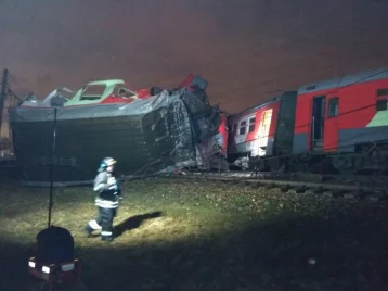 Фото: В Москве поезд врезался в электричку: есть пострадавшие 1