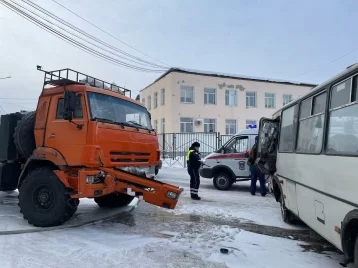 Фото: В Якутске на перекрёстке столкнулись автобус и грузовик, пострадали 14 человек 1