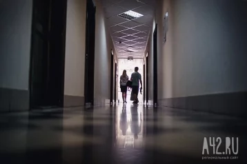 Фото: «Это не учения»: торговый центр в Новокузнецке эвакуировали из-за найденной гранаты 1