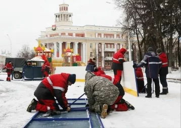 Фото: В Кемерове начали монтировать ледовую площадку на площади Советов 1