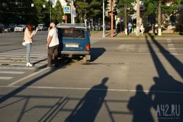 Фото: В центре Кемерова «Нива» опрокинулась после столкновения с BMW 2