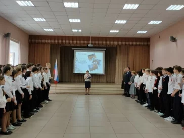 Фото: В школах Кузбасса занятия начались с поднятия государственного флага и исполнения гимна 3
