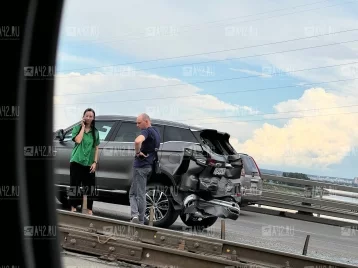 Фото: Очевидцы: в Кемерове на Кузнецком мосту столкнулись легковушка и грузовик 1