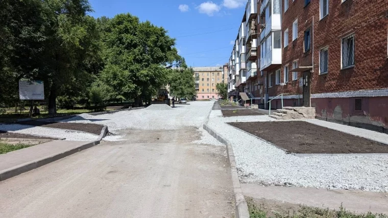 Фото: Подрядчик сорвал ремонт за 4 млн рублей во дворе жилого дома в Кемерове 2