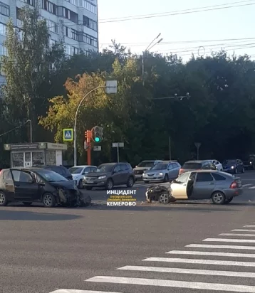 Фото: В Кемерове на перекрёстке Ленина — Пионерский произошло серьёзное ДТП 1