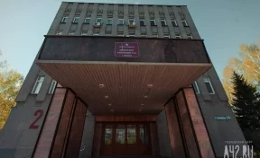 Кемеровчанин испортил двери здания суда, чтобы показать отношение к судебной системе
