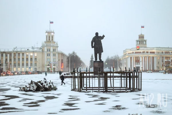 Власти Кемерова рассказали, когда завершится установка ели на площади Советов